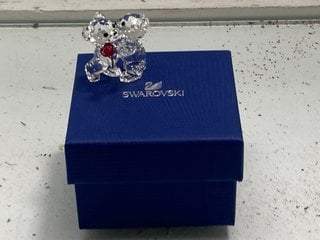 Lot 1133  
            Marchington SR13 - Parcel Delivery Only 

                
SWAROVSKI CRYSTAL 2 BEARS HUGGING WITH ROSE ORNAMENT: LOCATION - F1