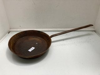 Lot 1134  
            Marchington SR13 - Parcel Delivery Only 

                
LONG HANDLED VINTAGE COPPER FRYING PAN: LOCATION - F1