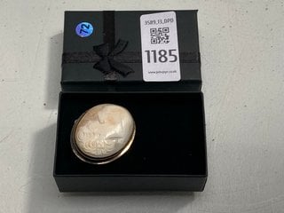 Lot 1185  
            Marchington SR13 - Parcel Delivery Only 

                
AN ANTIQUE CAMEO BROOCH IN A GOLD COLOURED MOUNT, BOXED: LOCATION - F1