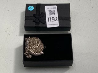 Lot 1192  
            Marchington SR13 - Parcel Delivery Only 

                
A VINTAGE PENDANT AND CHAIN IN THE FORM OF AN ART DECO STYLE CHAIN MAIL PURSE, BO...