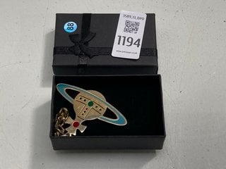 Lot 1194  
            Marchington SR13 - Parcel Delivery Only 

                
A VIVIENNE WESTWOOD ORB PENDANT, BOXED: LOCATION - F1
