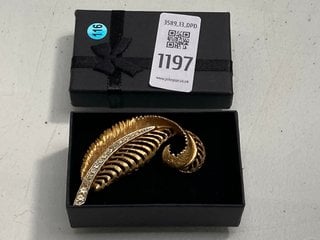 Lot 1197  
            Marchington SR13 - Parcel Delivery Only 

                
MARBOUX 1950S SIGNED COSTUME JEWELLERY BROOCH IN GOLD TONE SET WITH CLEAR STONES,...