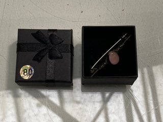 Lot 1200  
            Marchington SR13 - Parcel Delivery Only 

                
A VINTAGE GOLD COLOURED NEW ZEALAND BROOCH SET WITH PAU'A SHELL, BOXED: LOCATION ...