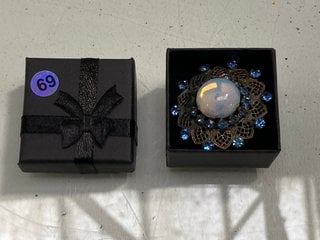 Lot 1208  
            Marchington SR13 - Parcel Delivery Only 

                
AN ANTIQUE SILVER COLOURED FILIGREE BROOCH SET WITH CLEAR STONES AND A LARGE OPAL...