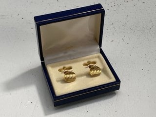 Lot 1211  
            Marchington SR13 - Parcel Delivery Only 

                
A PAIR OF VINTAGE DIAMOND-CUT CUFFLINKS, BOXED: LOCATION - F1