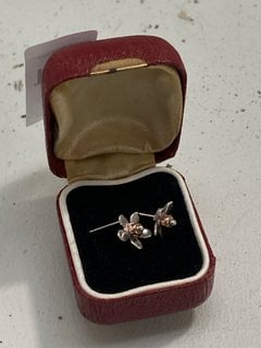 Lot 1214  
            Marchington SR13 - Parcel Delivery Only 

                
A PAIR OF VINTAGE HALLMARKED SILVER EARRINGS, BOXED: LOCATION - F1