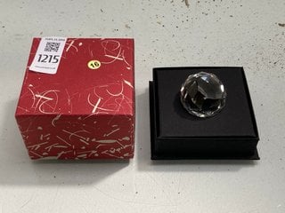 Lot 1215  
            Marchington SR13 - Parcel Delivery Only 

                
AN AUSTRIAN CRYSTAL DESK PAPERWEIGHT, BOXED: LOCATION - F1