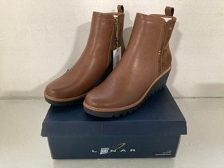 Lot 121  
            Marchington SR13 - Parcel Delivery Only 

                
LUNAR LADIES LEATHER PIXIE BOOTS IN TAN-UK SIZE 8: LOCATION - WH4