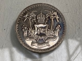 Lot 1221  
            Marchington SR13 - Parcel Delivery Only 

                
FIJI 1970 LIMITED MINT RUN COMMEMORATIVE ONE DOLLAR COIN (INDEPENDENCE FROM COLON...