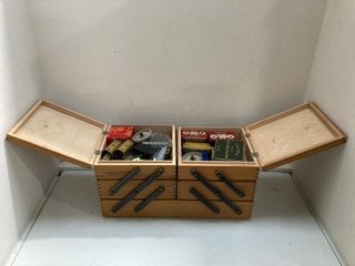 Lot 1228  
            Marchington SR13 - Parcel Delivery Only 

                
6 DRAWER WOODEN BOX AND CONTENTS: LOCATION - F1