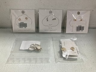 Lot 1278  
            Marchington SR13 - Parcel Delivery Only 

                
QTY OF ASSORTED JEWELLERY TO INCLUDE ESTELLA BARTLETT SILVER PLATED STARS EARRING...