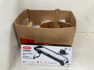 Lot 1299  
            Marchington SR13 - Parcel Delivery Only 

                
QTY OF ASSORTED KITCHEN ITEMS TO INCLUDE OXO GOOD GRIPS CHEF'S MANDOLIN SLICER: L...