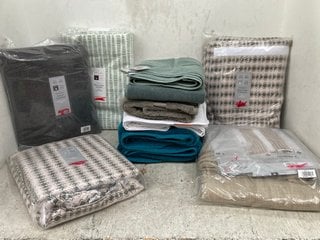 Lot 1320  
            Marchington SR13 - Parcel Delivery Only 

                
QTY OF ASSORTED HOME FURNISHINGS TO INCLUDE JOHN LEWIS & PARTNERS PENCIL PLEAT CU...