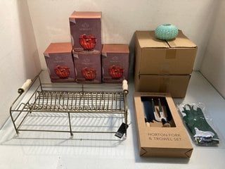 Lot 133  
            Marchington SR13 - Parcel Delivery Only 

                
QTY OF ASSORTED HOUSEHOLD ITEMS TO INCLUDE SERENITY HIMALAYAN SALT METAL BASKET R...