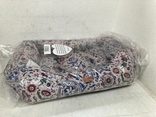 Lot 1340  
            Marchington SR13 - Parcel Delivery Only 

                
JOULES FESTIVAL FLORAL DOG BED FOR MEDIUM DOGS: LOCATION - D11