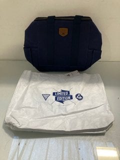 Lot 134  
            Marchington SR13 - Parcel Delivery Only 

                
VANGUARD LIMITED EDITION TOTE BAG IN WHITE TO INCLUDE ALASKAN MAKER LIFE OF RILEY...