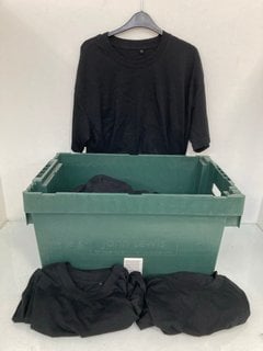 Lot 143  
            Marchington SR13 - Parcel Delivery Only 

                
QTY OF MENS T-SHIRTS IN VARIOUS SIZES IN BLACK TO INCLUDE UK SIZE L: LOCATION - WH5