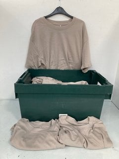 Lot 144  
            Marchington SR13 - Parcel Delivery Only 

                
QTY OF MENS -SHIRTS IN VARIOUS SIZES IN STONE-TO INCLUDE UK SIZE M: LOCATION - WH5