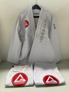 Lot 150  
            Marchington SR13 - Parcel Delivery Only 

                
GRACIE BARA LIMITED EDITION MARTIAL ARTS SUIT IN WHITE-UK SIZE XL: LOCATION - WH6