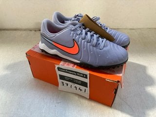 Lot 168  
            Marchington SR13 - Parcel Delivery Only 

                
NIKE JR LEGEND 10 ACADEMY TRAINERS IN BLUE ECLIPSE- UK SIZE 6: LOCATION - WH7