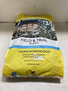 Lot 198  
            Marchington SR13 - Parcel Delivery Only 

                
SKINNERS YOUNG WORKING DOG FIELD & TRIAL PUPPY FOOD WITH CHICKEN-BBE 06/26: LOCAT...