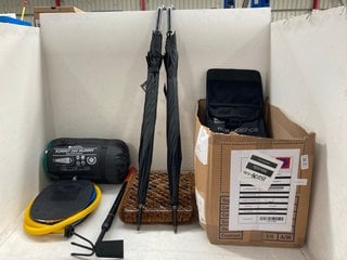 Lot 212  
            Marchington SR13 - Parcel Delivery Only 

                
QTY OF ASSORTED ITEMS TO INCLUDE MOUNTAIN WAREHOUSE SUMMIT 250 MUMMY SLEEPING BAG...