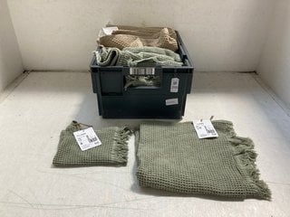 Lot 220  
            Marchington SR13 - Parcel Delivery Only 

                
QTY OF ASSORTED HOUSEHOLD ITEMS TO INCLUDE FABRIC PLACEMATS IN GREEN: LOCATION - ...
