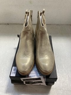 Lot 230  
            Marchington SR13 - Parcel Delivery Only 

                
LADIES FINDLAY ANKLE BOOTS IN GOLD-UK SIZE 8: LOCATION - WH10
