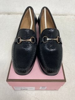 Lot 261  
            Marchington SR13 - Parcel Delivery Only 

                
CHARLES CLINKARD BLACK LEATHER LOAFERS - UK SIZE: 5: LOCATION - H14