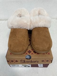 Lot 262  
            Marchington SR13 - Parcel Delivery Only 

                
SKECHERS VEGAN COZY CAMPFIRE SLIPPERS - UK SIZE: 5: LOCATION - H14