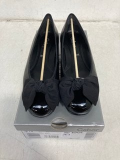 Lot 263  
            Marchington SR13 - Parcel Delivery Only 

                
GABOR BLACK LEATHER LOAFERS - UK SIZE: 4.5: LOCATION - H14