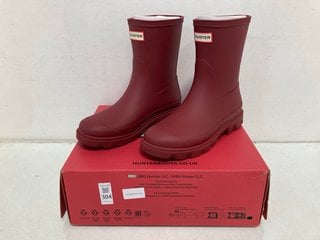 Lot 304  
            Marchington SR13 - Parcel Delivery Only 

                
HUNTER LADIES WELLINGTON BOOTS IN DARK PINK - UK SIZE 5: LOCATION - H12
