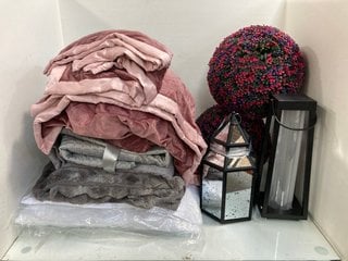 Lot 320  
            Marchington SR13 - Parcel Delivery Only 

                
QTY OF HOUSEHOLD ITEMS TO INCLUDE KELLY HOPPEN QUILTED BEDSPREAD & SET OF 2 SHAMS...