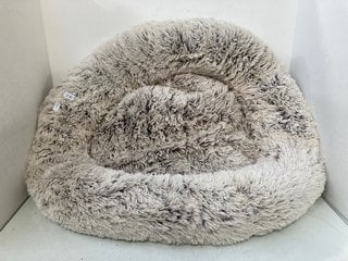 Lot 331  
            Marchington SR13 - Parcel Delivery Only 

                
LARGE PET BED: LOCATION - H11