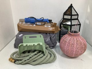 Lot 333  
            Marchington SR13 - Parcel Delivery Only 

                
5 X OUTDOOR ITEMS TO INCLUDE GRUMPHY GARDENER EXPANDABLE HOSE PIPE: LOCATION - H11