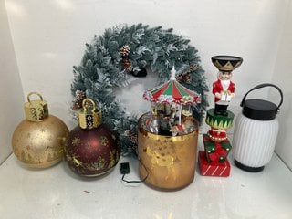 Lot 335  
            Marchington SR13 - Parcel Delivery Only 

                
QTY OF CHRISTMAS DECORATIONS TO INCLUDE LARGE SHINY YELLOW BAUBLE: LOCATION - H10