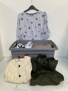 Lot 345  
            Marchington SR13 - Parcel Delivery Only 

                
QTY OF ASSORTED WOMENS CLOTHING IN VARIOUS SIZES TO INCLUDE COZEE HOME LONG SLEEV...