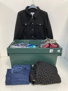 Lot 349  
            Marchington SR13 - Parcel Delivery Only 

                
QTY OF ASSORTED WOMENS CLOTHING IN VARIOUS SIZES TO INCLUDE D & CO. BLACK BLAZER ...