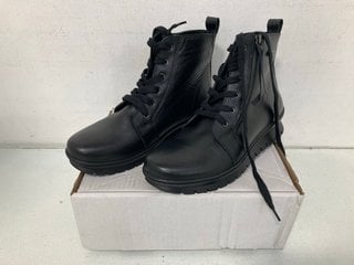 Lot 351  
            Marchington SR13 - Parcel Delivery Only 

                
ADESSO BLACK ANKLE BOOTS - UK SIZE: 8: LOCATION - H9