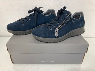Lot 355  
            Marchington SR13 - Parcel Delivery Only 

                
VIONIC SIDE ZIP NAVY TRAINERS - UK SIZE: 5: LOCATION - H9
