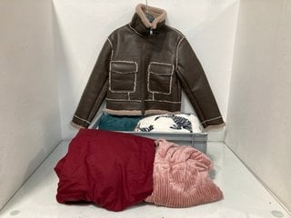 Lot 362  
            Marchington SR13 - Parcel Delivery Only 

                
QTY OF ASSORTED WOMENS CLOTHING IN VARIOUS SIZES TO INCLUDE CENTIGRADE BURGUNDY C...