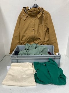 Lot 367  
            Marchington SR13 - Parcel Delivery Only 

                
QTY OF ASSORTED WOMENS CLOTHING IN VARIOUS SIZES TO INCLUDE KIM & CO DARK GREEN B...