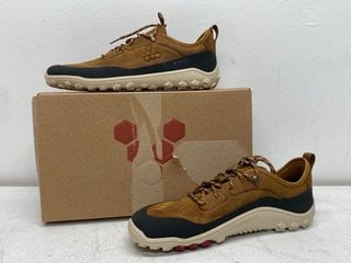 Lot 36  
            Marchington SR13 - Parcel Delivery Only 

                
VIVOBAREFOOT TRACKER LEATHER AT LOW SHOES - ACORN - SIZE UK 8 - ORIGINAL RRP £170...