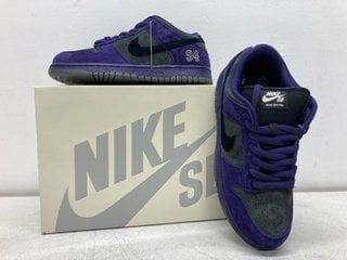 Lot 37  
            Marchington SR13 - Parcel Delivery Only 

                
NIKE SB SUPREME DUNK LOW OG TRAINERS - INK/BLACK-IRON GREY - SIZE UK 8.5 - ORIGIN...