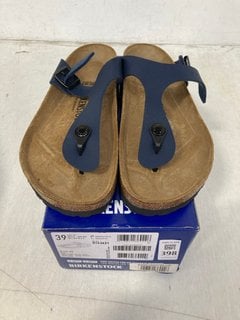 Lot 398  
            Marchington SR13 - Parcel Delivery Only 

                
BIRKENSTOCK GIZEH BS NAVY SANDALS - UK SIZE: 5.5: LOCATION - H7
