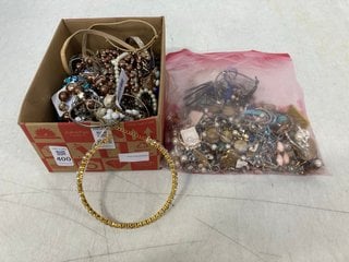 Lot 400  
            Marchington SR13 - Parcel Delivery Only 

                
QTY OF ASSORTED JEWELLERY ITEMS: LOCATION - H7
