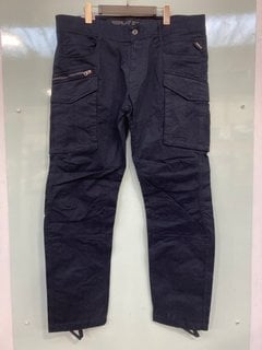 Lot 403  
            Marchington SR13 - Parcel Delivery Only 

                
REPLAY JOE CARGO TROUSERS IN NAVY - UK SIZE: W38 x L34 - ORIGINAL RRP: £120.00: L...