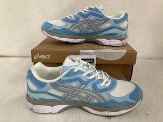 Lot 439  
            Marchington SR13 - Parcel Delivery Only 

                
ASICS GEL-NYC CREAM / ARCTIC SKY TRAINERS - UK SIZE: 10: LOCATION - H5