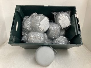 Lot 454  
            Marchington SR13 - Parcel Delivery Only 

                
QTY OF NECK PILLOWS IN BLACK WITH GREY CARRY CASE: LOCATION - H5