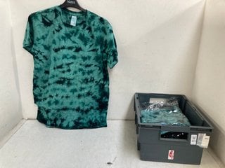 Lot 473  
            Marchington SR13 - Parcel Delivery Only 

                
QTY OF ASSORTED T-SHIRTS IN VARIOUS SIZES TO INCLUDE TIE-DYE T-SHIRT IN GREEN-UK ...